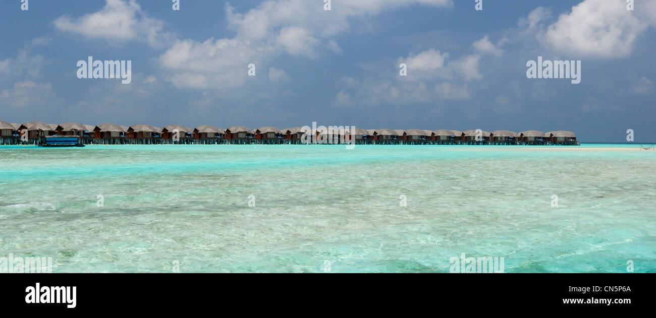 Les Maldives, South Male Atoll, l'île de Dhigu, l'Anantara Resort and Spa Hotel, bungalows dans le lagon Banque D'Images