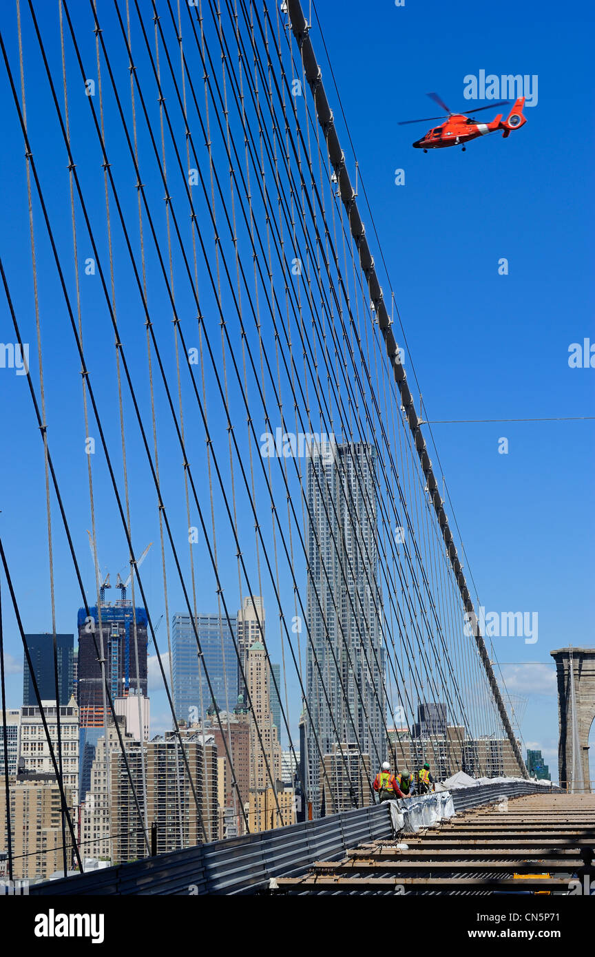 United States, New York, Manhattan, travaille sur le pont de Brooklyn et le Beekman Tower de l'architecte Frank Gehry Banque D'Images