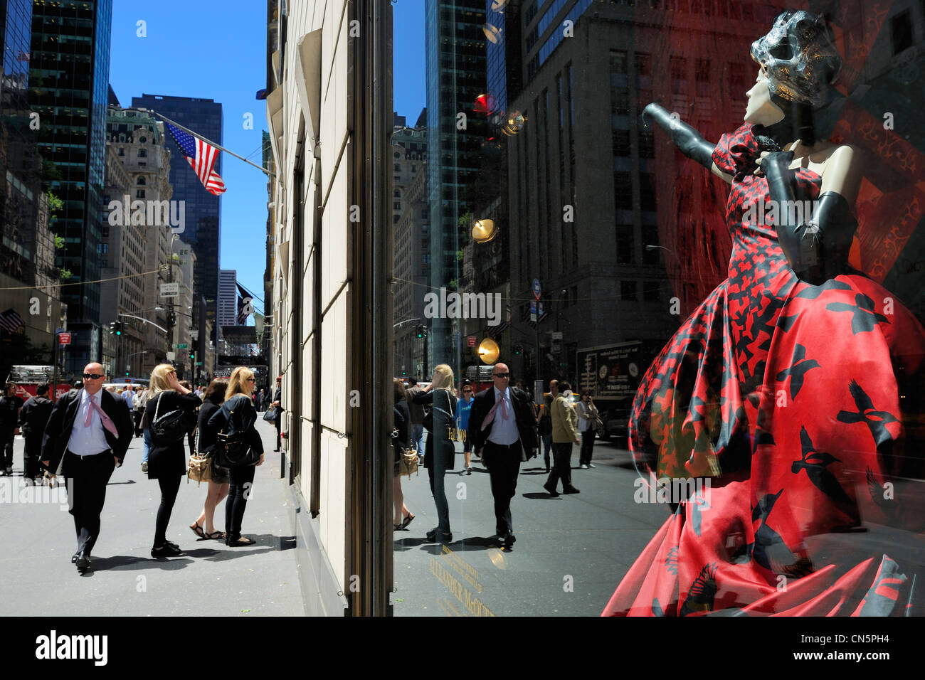 United States, New York, Manhattan, reflet d'un gratte-ciel dans une vitrine dédiée à Alexander McQueen de la Banque D'Images