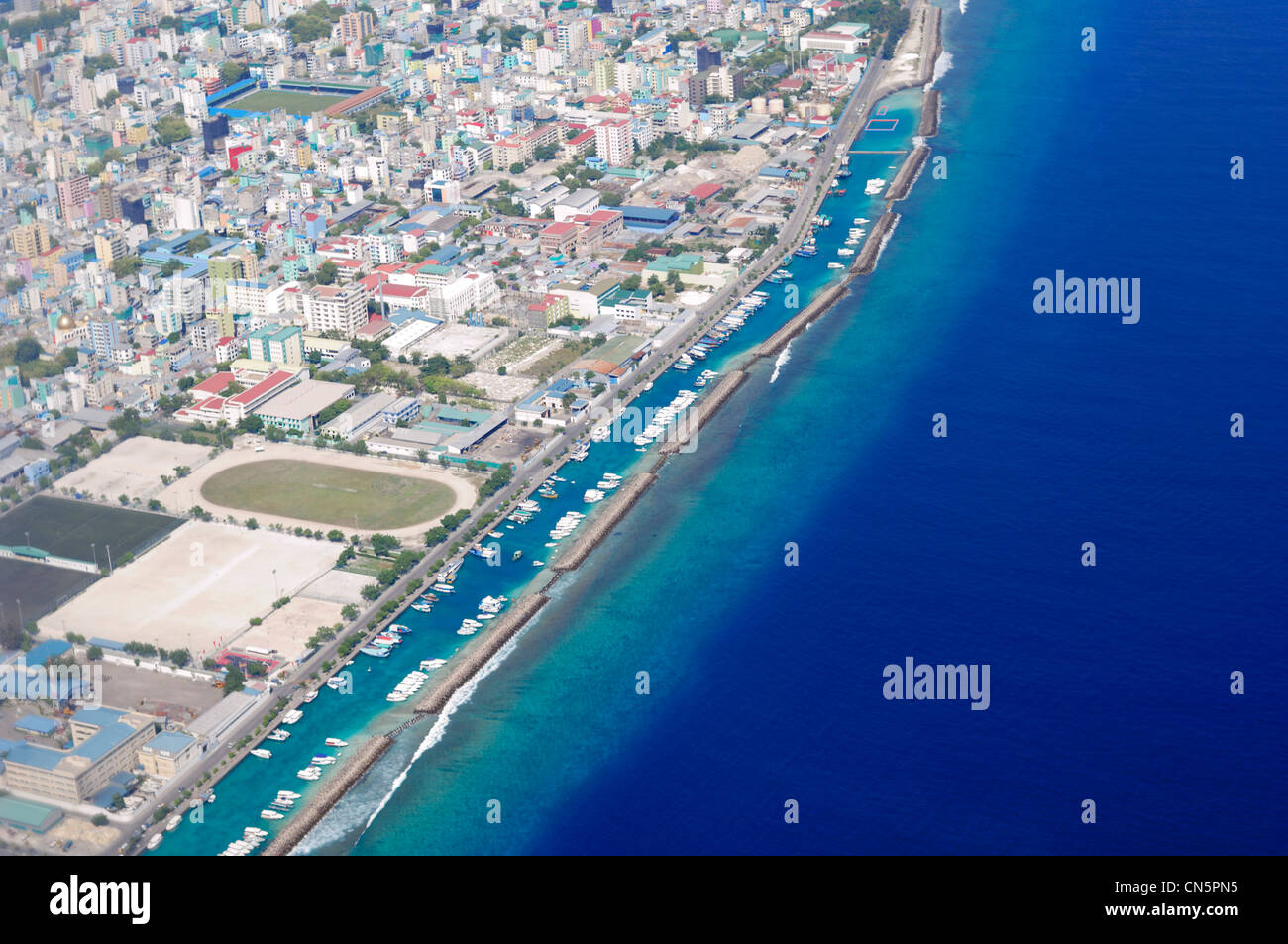 Les Maldives, North Male Atoll, l'île des hommes, de sexe masculin (vue aérienne) Banque D'Images