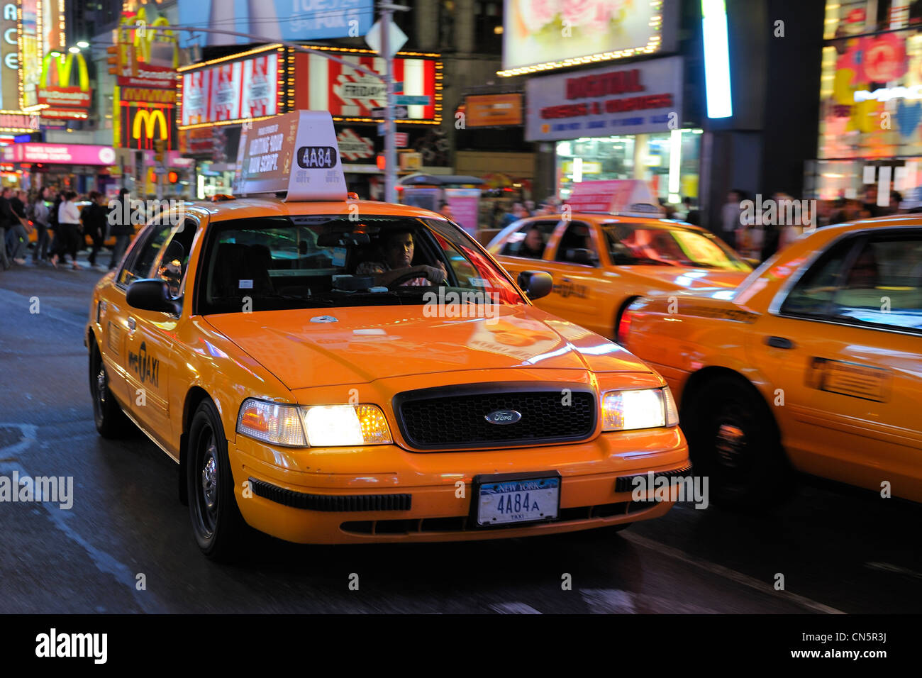 United States, New York, Manhattan, le quartier des théâtres de Broadway Avenue, yellow cab à Times Square Banque D'Images