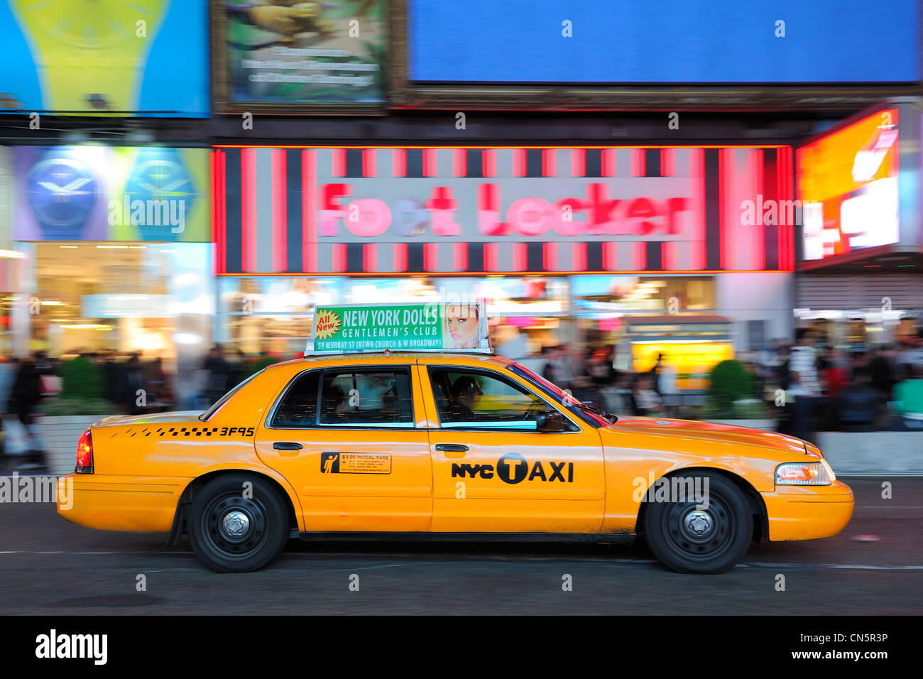 United States, New York, Manhattan, le quartier des théâtres de Broadway Avenue, yellow cab à Times Square Banque D'Images