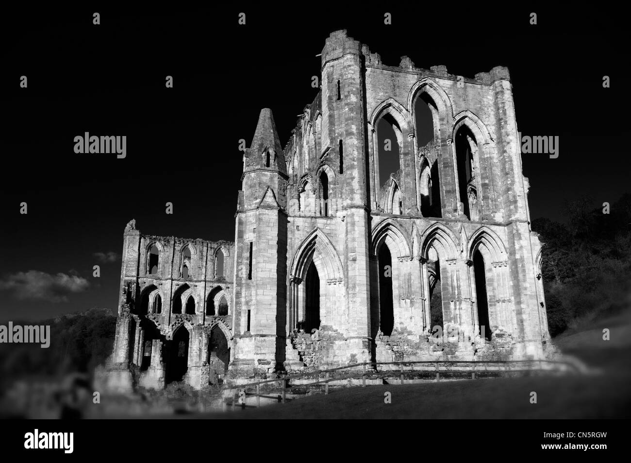 Les ruines de l'abbaye de Rievaulx Cistertian gothique. North Yorkshire, Angleterre. Banque D'Images