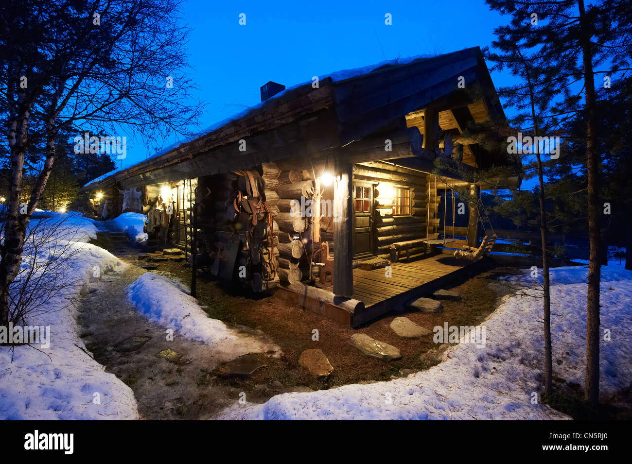 La Norvège, Laponie, comté de Finnmark, Karasjok, cabane en bois sur la neige dans la nuit de pleine lune Banque D'Images