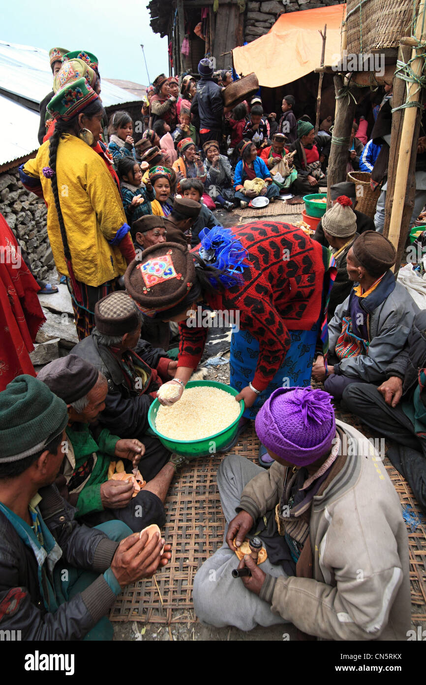 Rurales népalaises Tamang personnes durant une cérémonie funèbre au Népal Banque D'Images