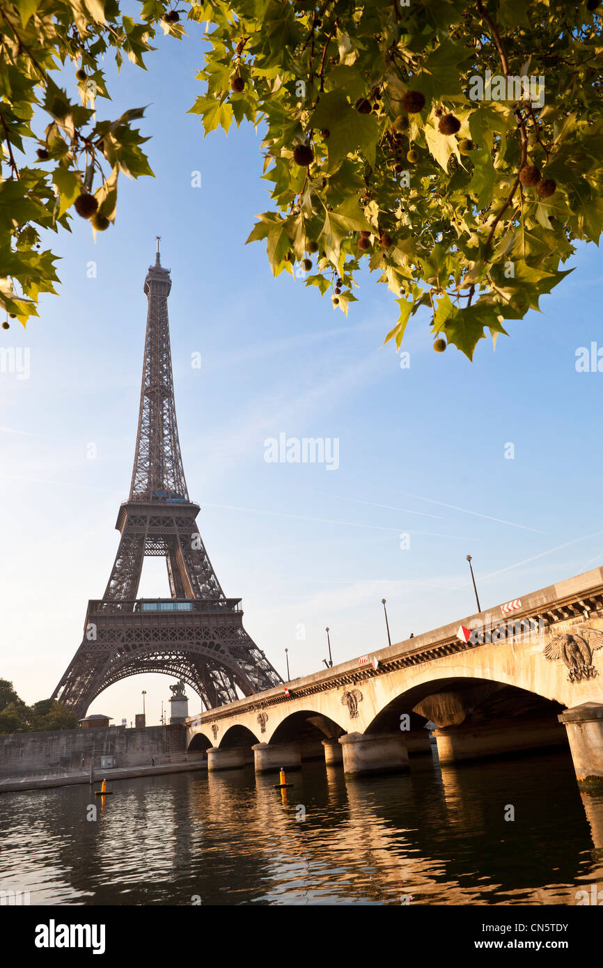 France, Paris, quais de Seine classés au Patrimoine Mondial par l'UNESCO, le pont d'Iéna et la Tour Eiffel Banque D'Images