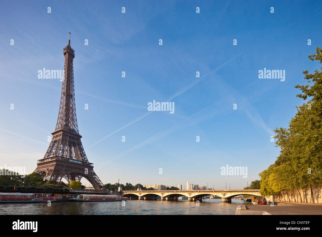 France, Paris, quais de Seine classés au Patrimoine Mondial par l'UNESCO, le pont d'Iéna et la Tour Eiffel Banque D'Images