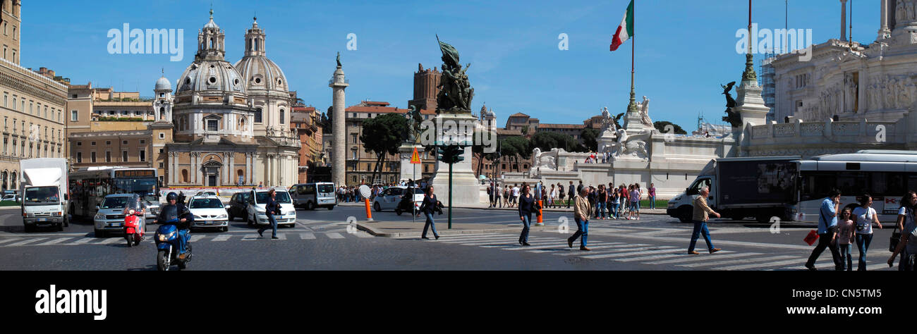 Trafic Italie Rome Piazza Victorio Emanuele II square Italie Rome La Victor Emmanuel Monument square Banque D'Images