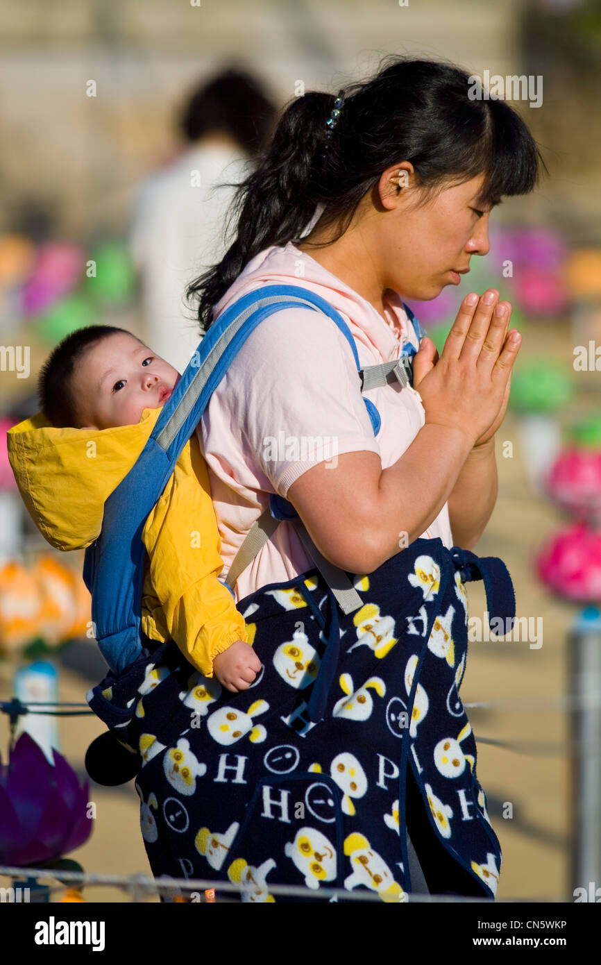 La Coree Du Sud La Province De Gyeongsang Haein Temple Bouddhiste Femme Portant Son Bebe Sur Le Dos Dans Un Style Coreen Photo Stock Alamy