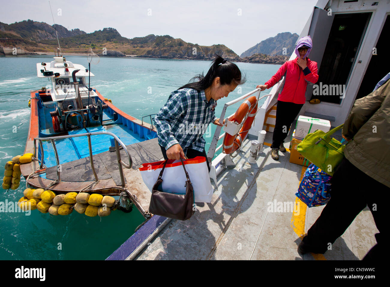 La Corée du Sud, la Province de Jeolla, femme Manjae Gageodo, de l'Île à bord du bateau qui relie l'île au continent Banque D'Images