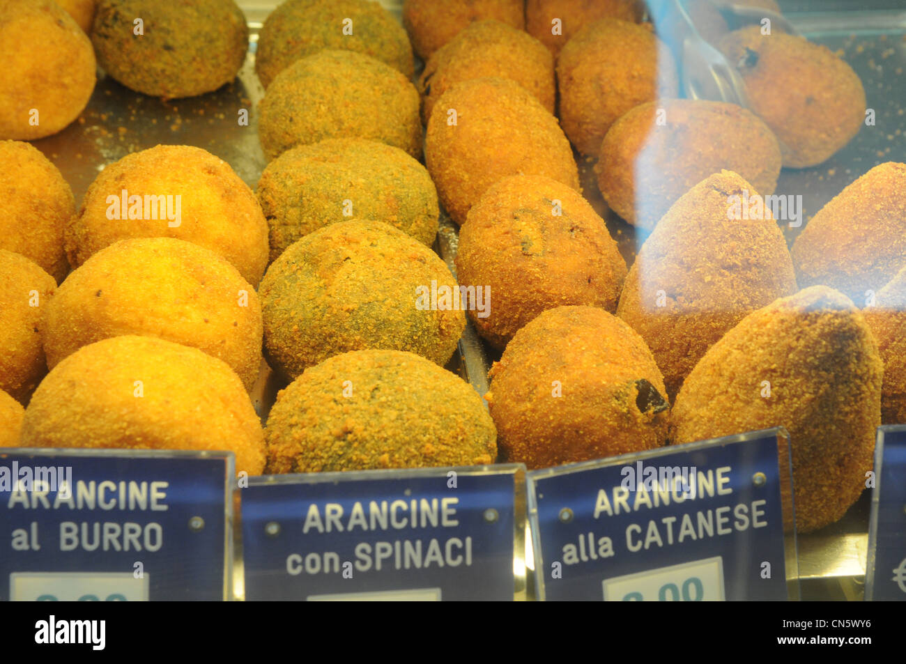 Arancini, nourriture typique et caractéristique de boules de riz spécialité artisanat Catania Sicily Banque D'Images