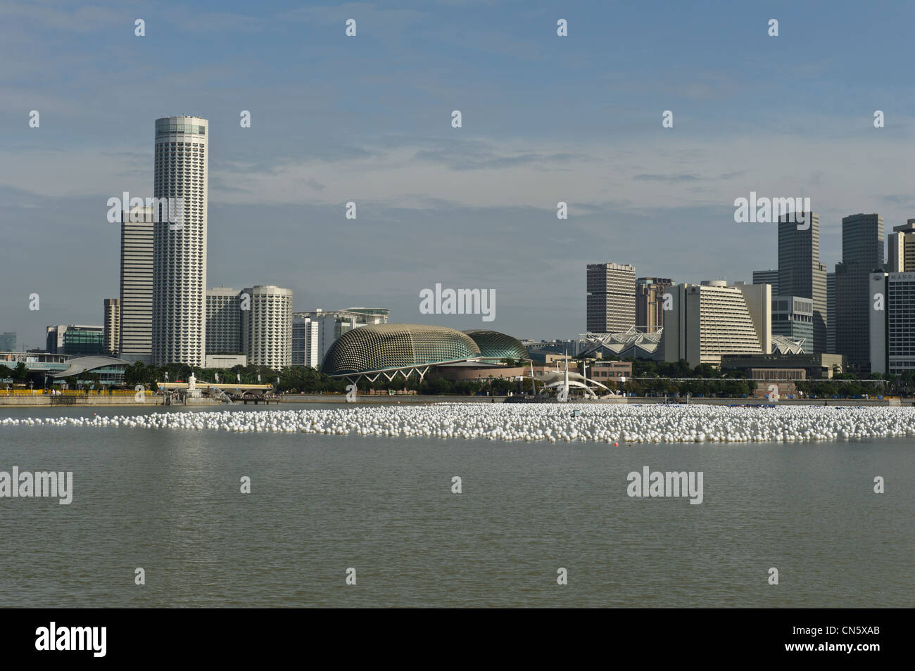 Esplanade Theatres par Marina Bay, Singapour. Banque D'Images