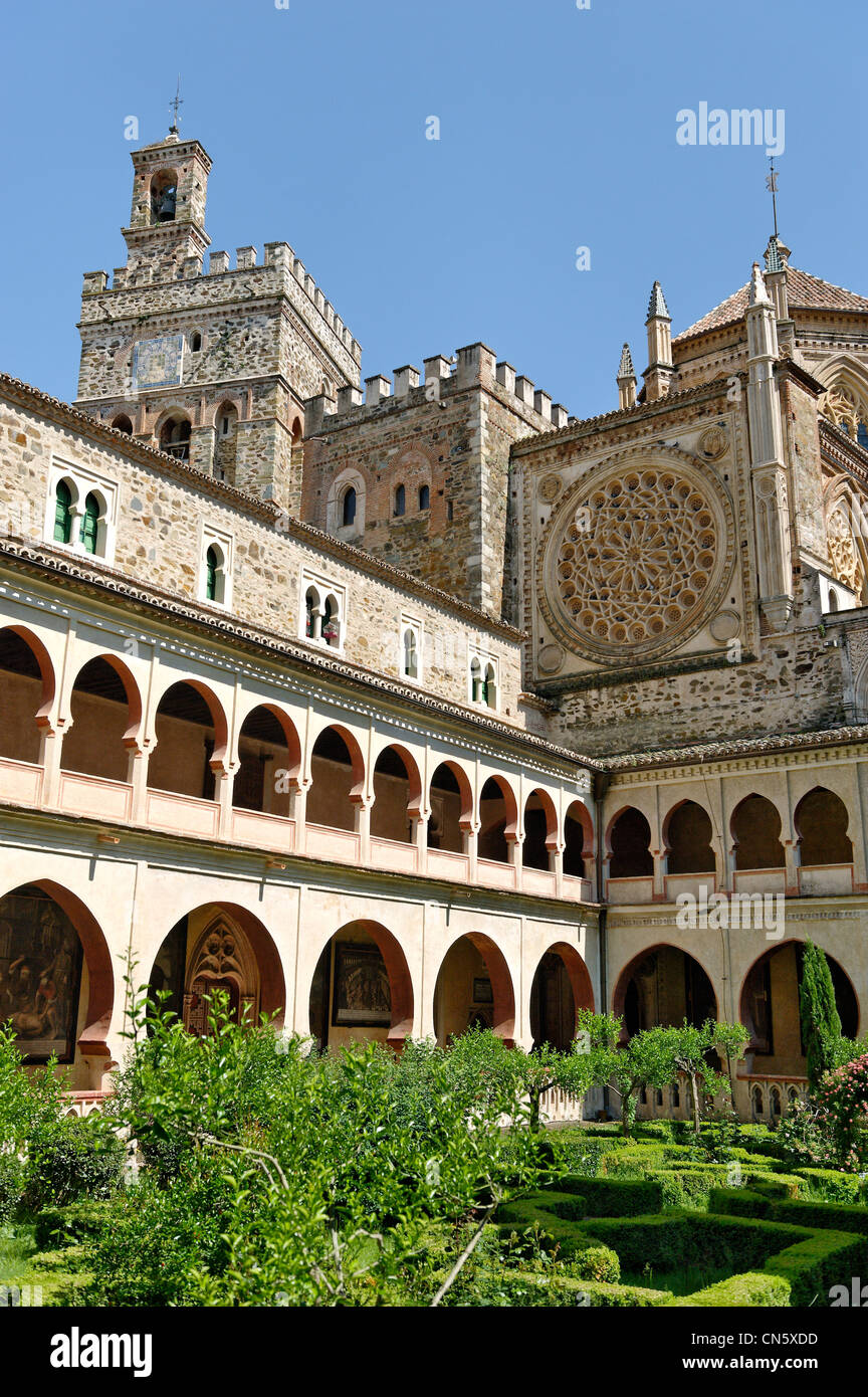 L'Espagne, l'Estrémadure, Guadalupe, Monastère Royal de Santa Maria de Guadalupe inscrite au Patrimoine Mondial de l'UNESCO, cloître mudéjar Banque D'Images