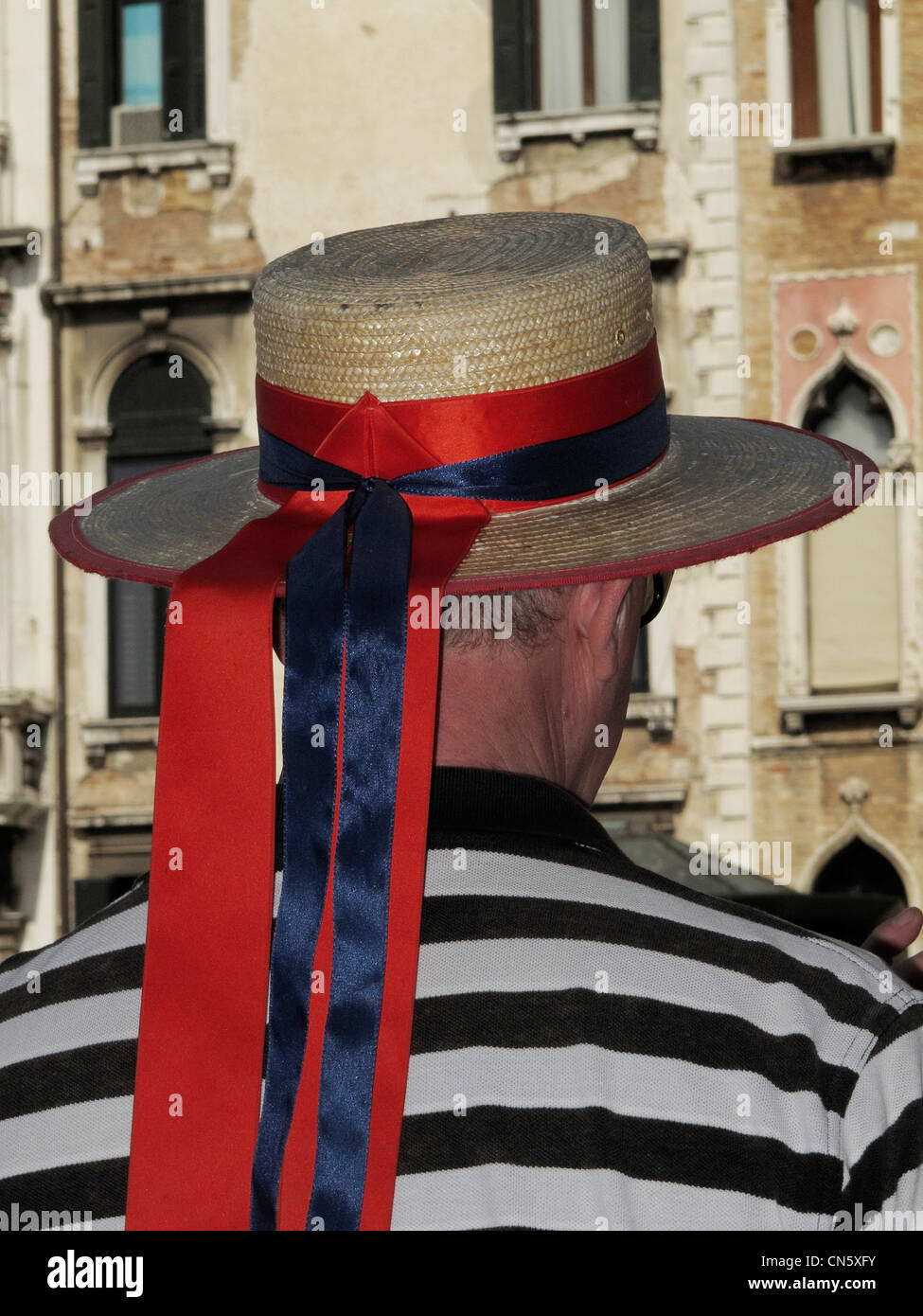 Europe Italie Vénétie Venise Venezia Gondolier avec chapeau Banque D'Images