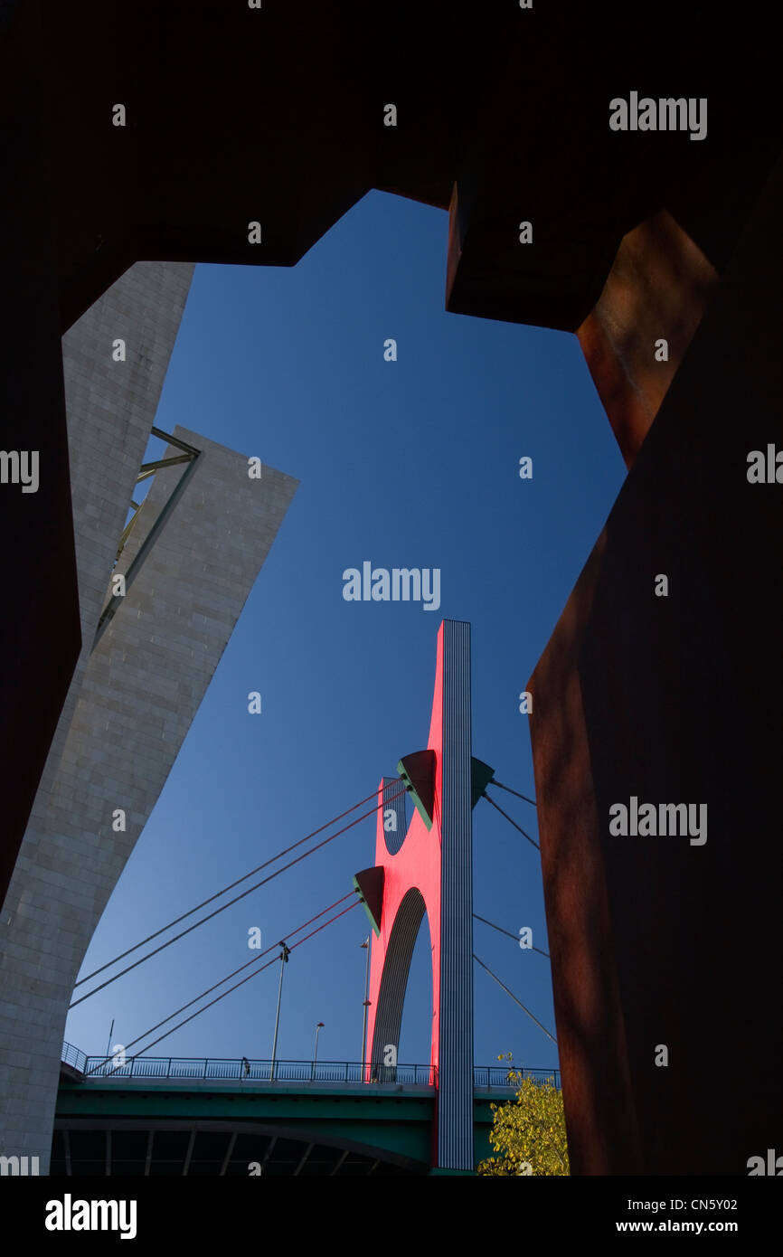 Daniel Buren's arc rouge sur le Puente de la salve de Bilbao Espagne Banque D'Images