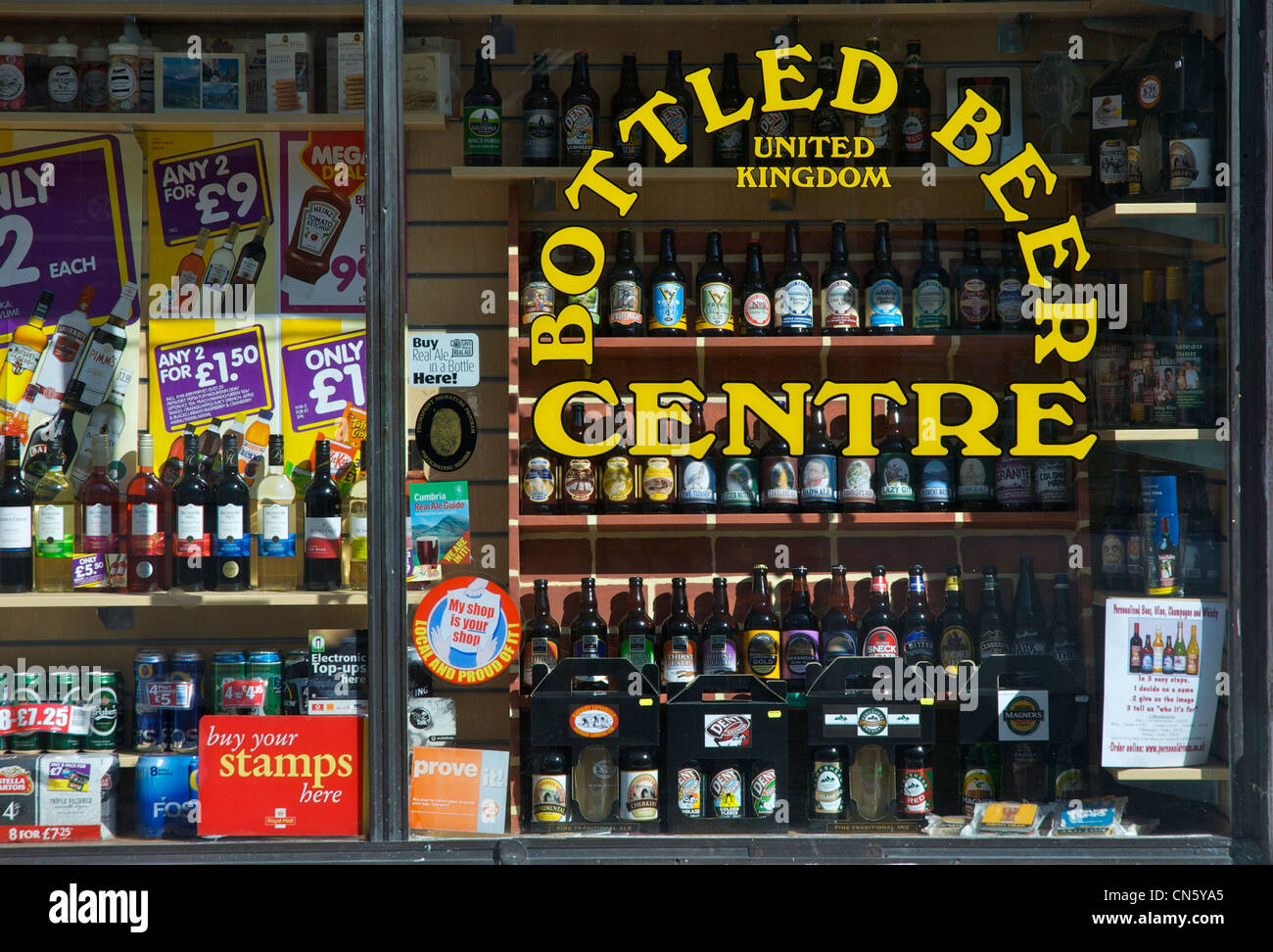 La bière en bouteille dans le centre ville de Keswick, Parc National de Lake District, Cumbria, Angleterre, Royaume-Uni Banque D'Images