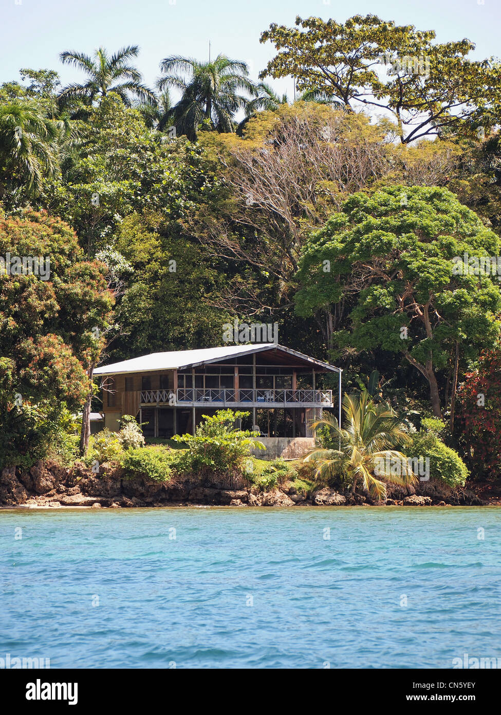 Caribbean home front entouré par une végétation tropicale, Bocas del Toro, PANAMA Banque D'Images