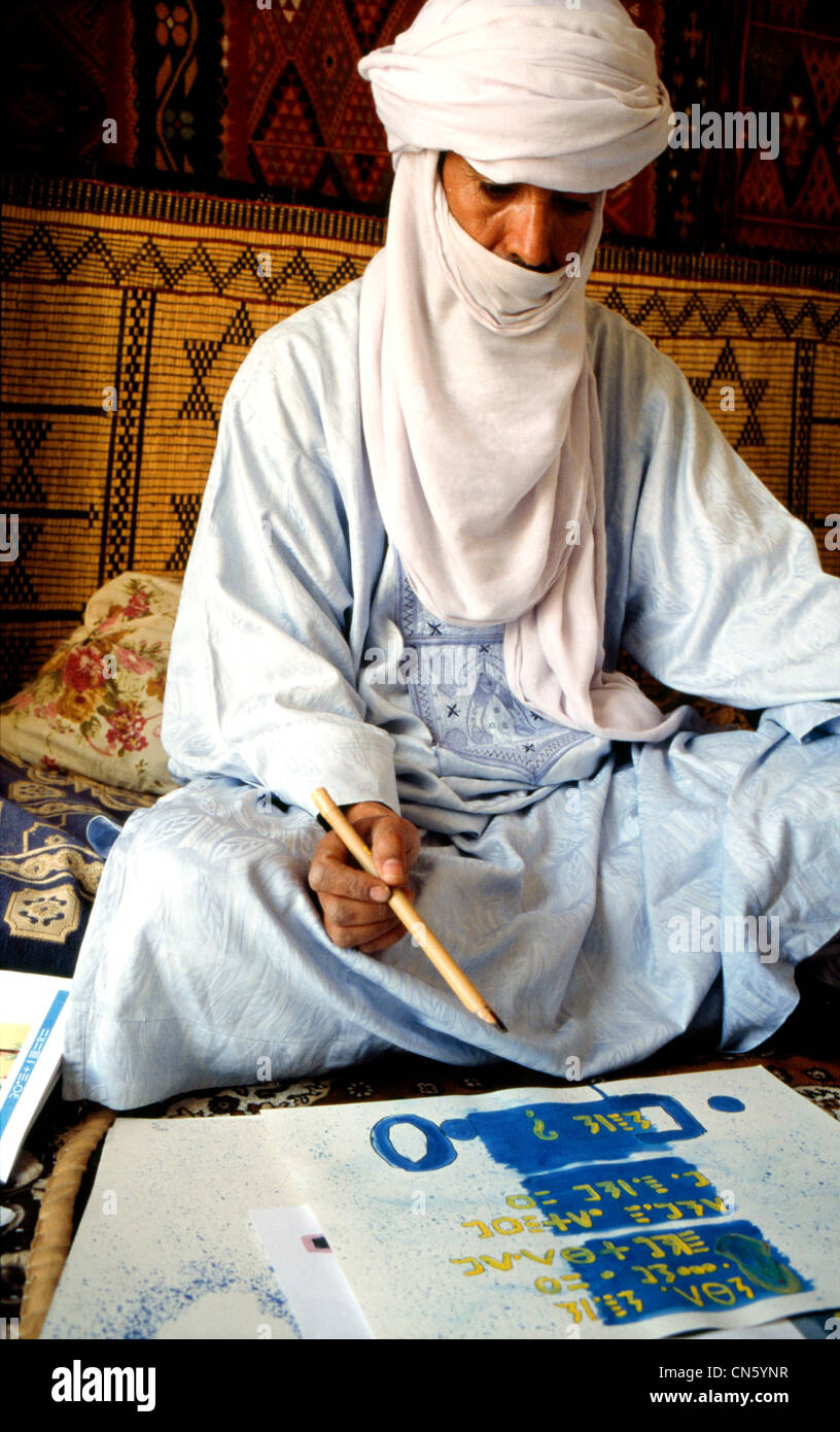 L'Algérie, Sahara, le Hoggar (Montagnes de l'Ahaggar), Tamanrasset, Touareg homme dans sa chambre de travail avec ses textes et calligraphies Banque D'Images L'Algérie, Sahara, le Hoggar (Montagnes de l'Ahaggar), Tamanrasset, Touareg homme dans sa chambre de travail avec ses textes et calligraphies Banque D'Images