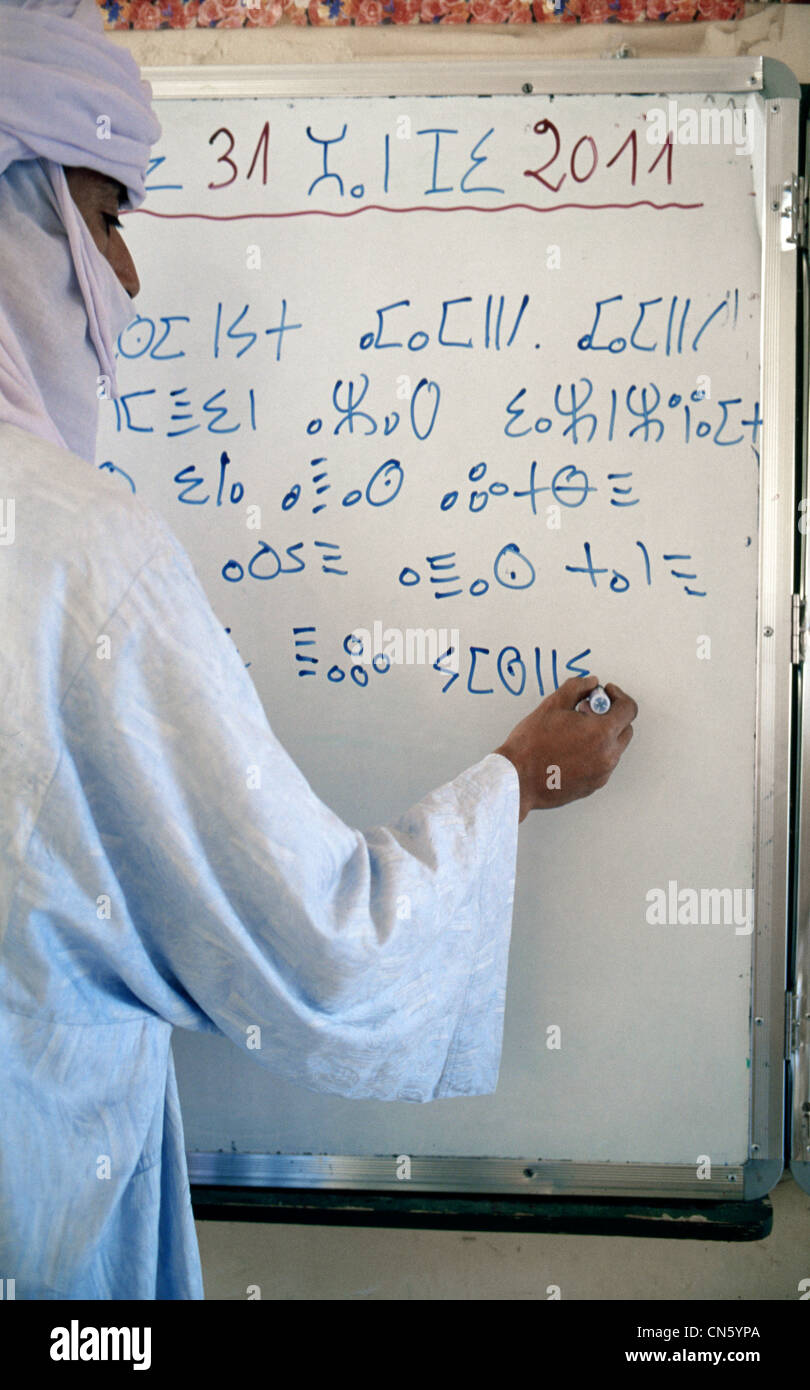 L'Algérie, Sahara, le Hoggar (Montagnes de l'Ahaggar), Tamanrasset, l'enseignant enseigne Hamza Tifinagh écrit à l'école primaire Banque D'Images