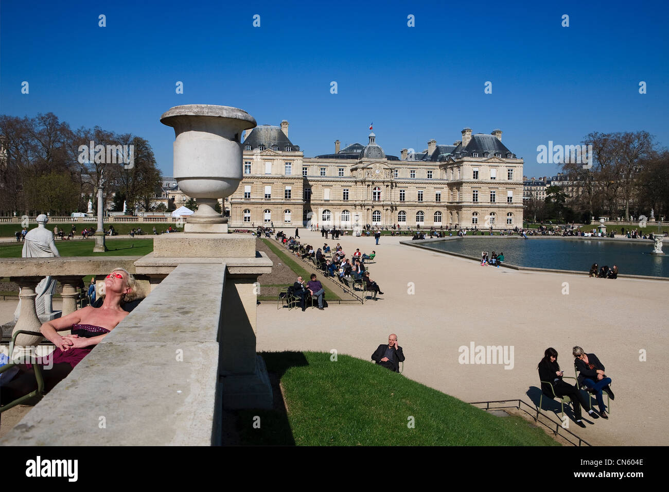 France, Paris, les femmes au soleil dans le Jardin du Luxembourg (Jardin du Luxembourg) Banque D'Images