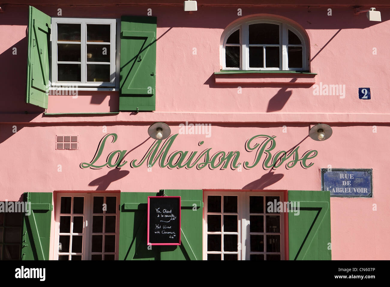 France, Paris, la Butte Montmartre, la façade du restaurant La maison Rose peint par Utrillo situé sur la rue Abreuvoir Banque D'Images