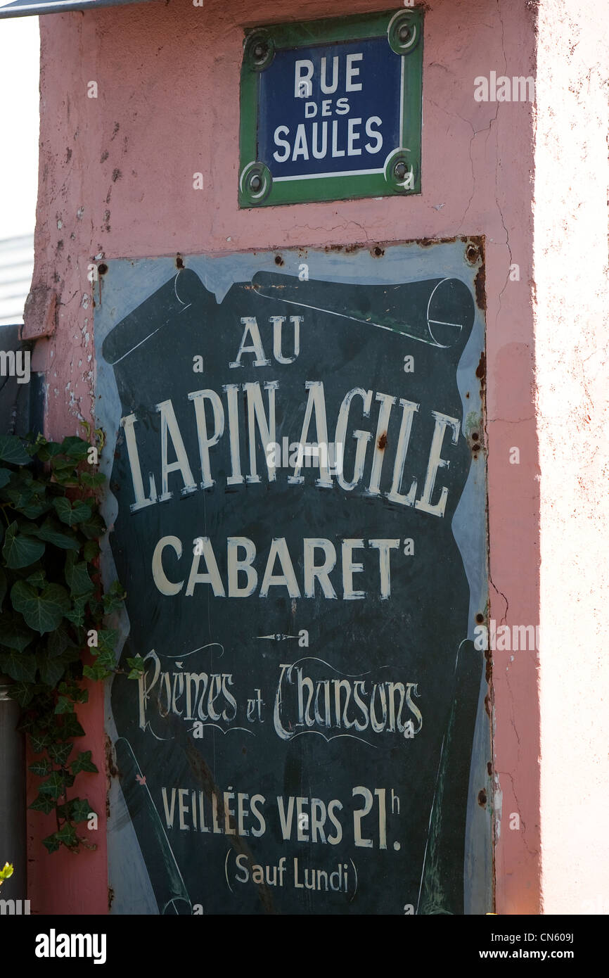 France, Paris, la Butte Montmartre, détail de la façade du cabaret le Lapin Agile situé sur la rue Carnot Banque D'Images