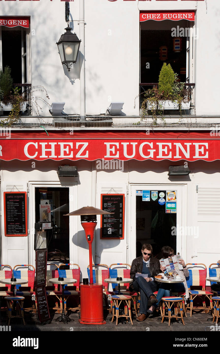 France, Paris, la Butte Montmartre, Place du Tertre, les gens assis à la terrasse du restaurant Chez Eugene Banque D'Images