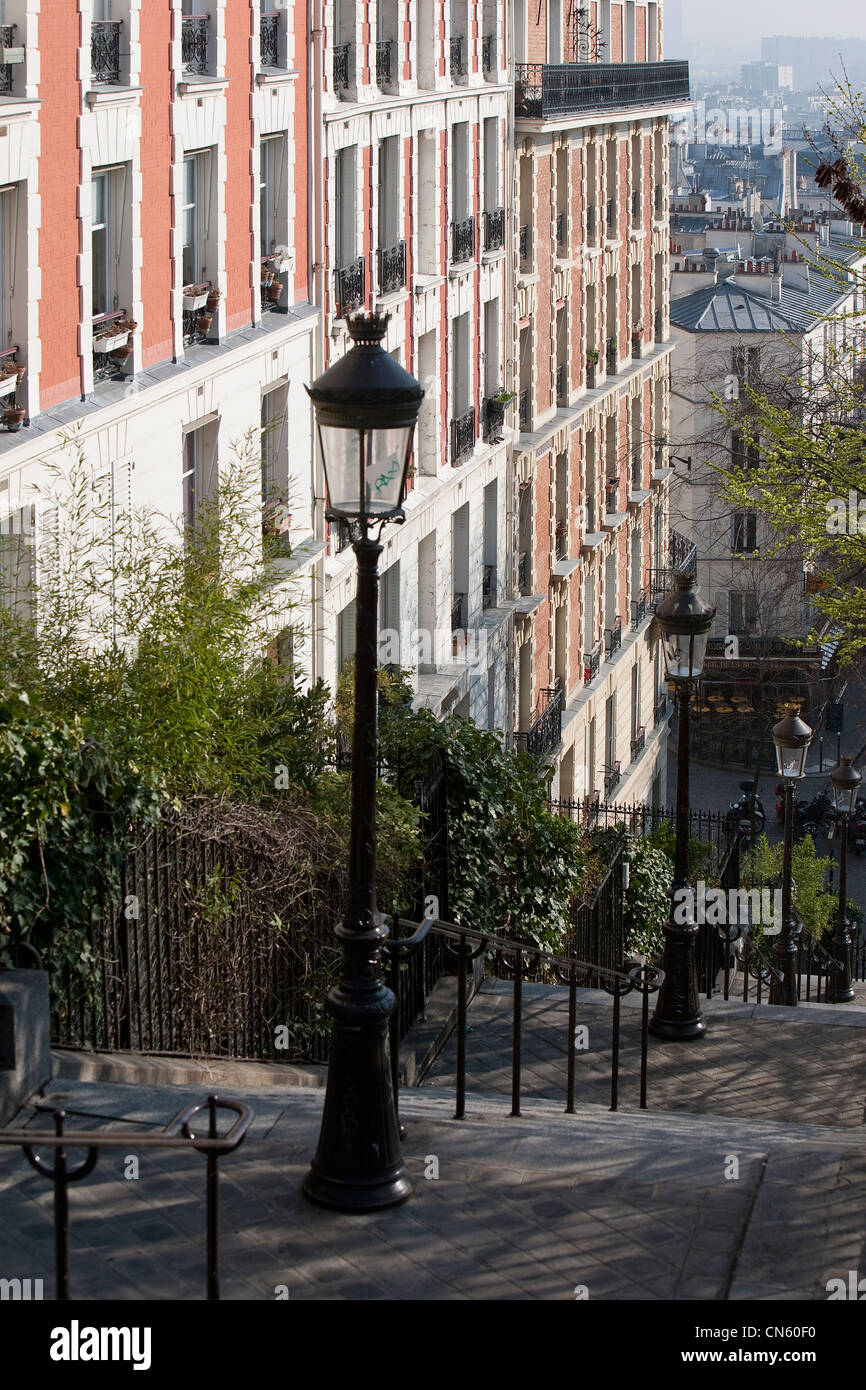France, Paris, Butte Montmartre, façade d'un immeuble outlooking Paul Albert escalier et rue Maurice Utrillo Banque D'Images