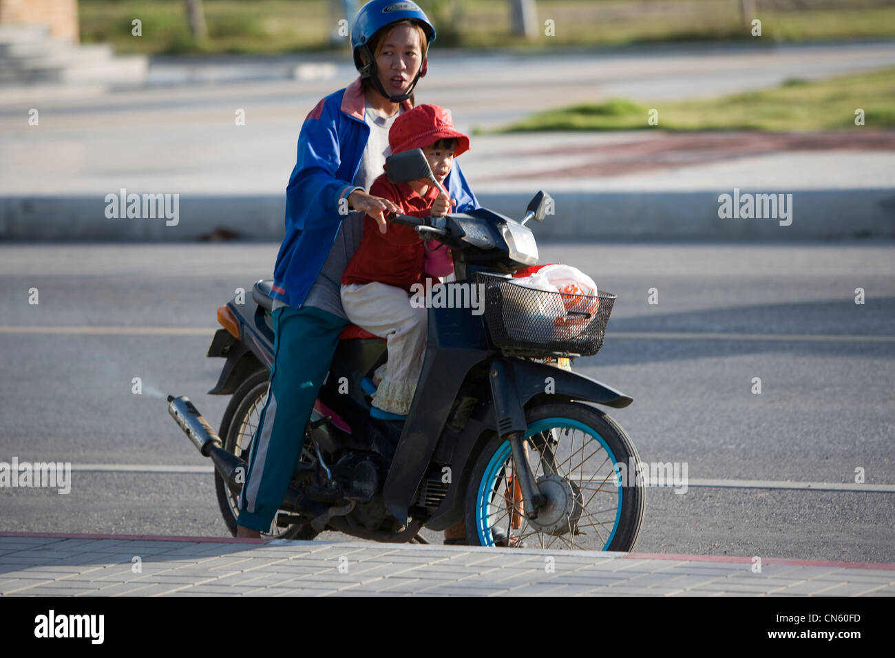 Un cycliste et sa fille, Songkhla, Thaïlande Banque D'Images