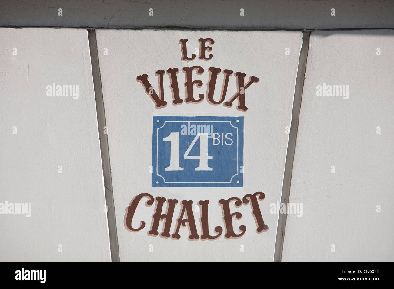 France, Paris, la Butte Montmartre, détail de la signature restaurant Le Vieux Chalet situé sur la rue Norvins Banque D'Images