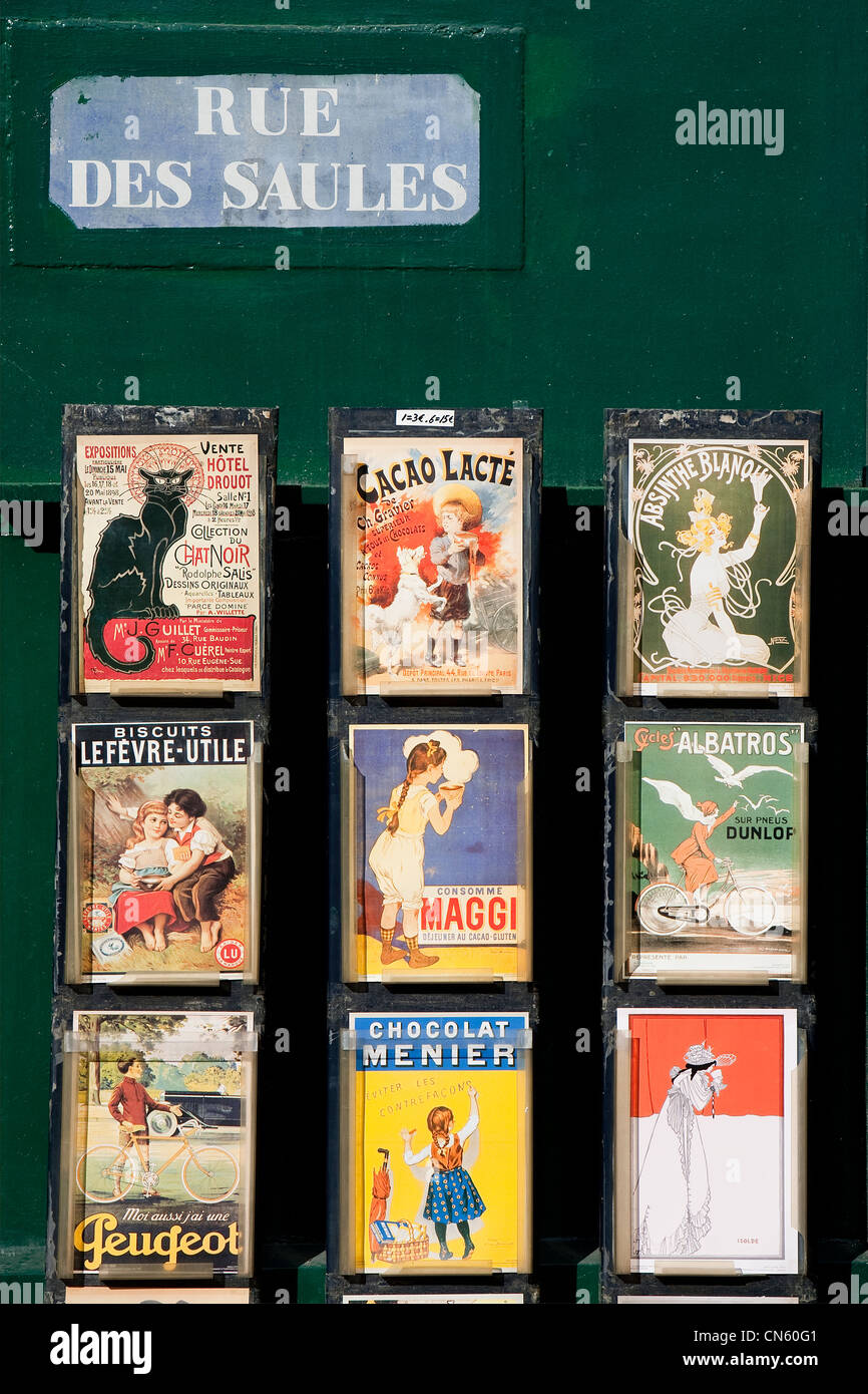 France, Paris, la Butte Montmartre, détail de vieux posters sur Saules street Banque D'Images