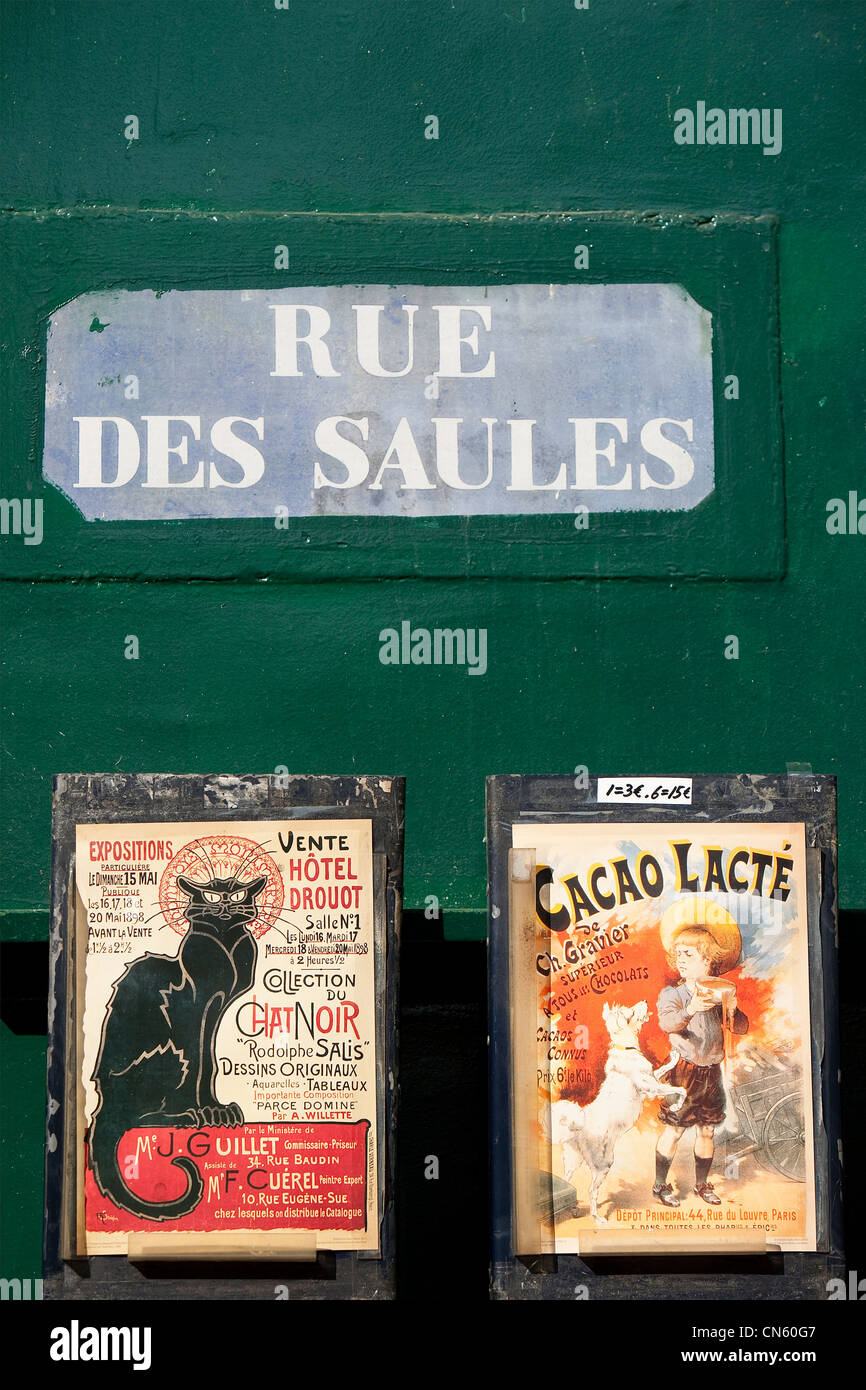 France, Paris, la Butte Montmartre, détail de vieux posters sur Saules street Banque D'Images