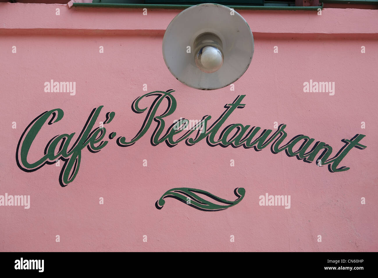 France, Paris, la Butte Montmartre, détail de la façade du restaurant La maison Rose peint par Utrillo située sur Banque D'Images