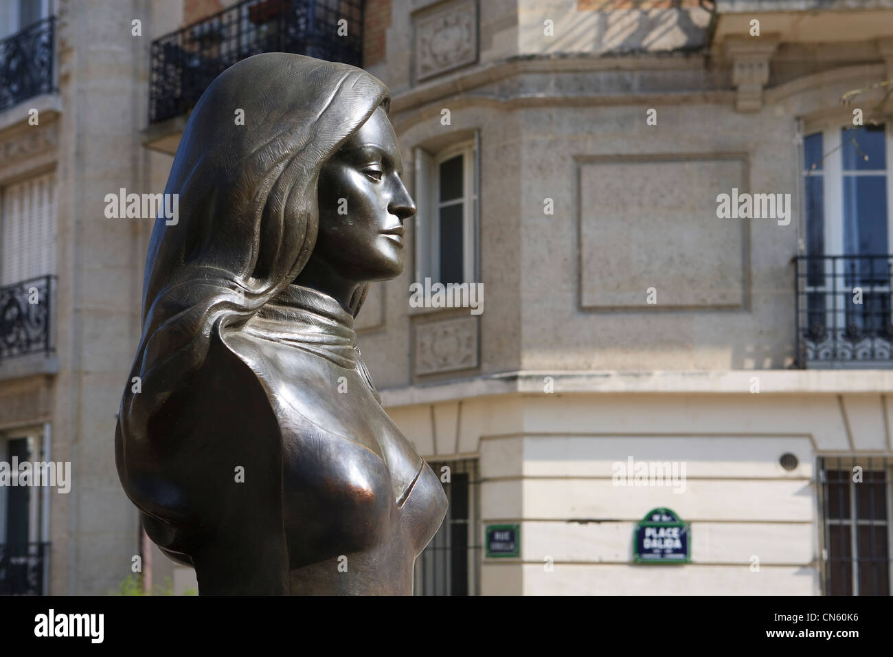 France, Paris, la Butte Montmartre, le buste de la chanteuse Dalila Dalila sur square Banque D'Images