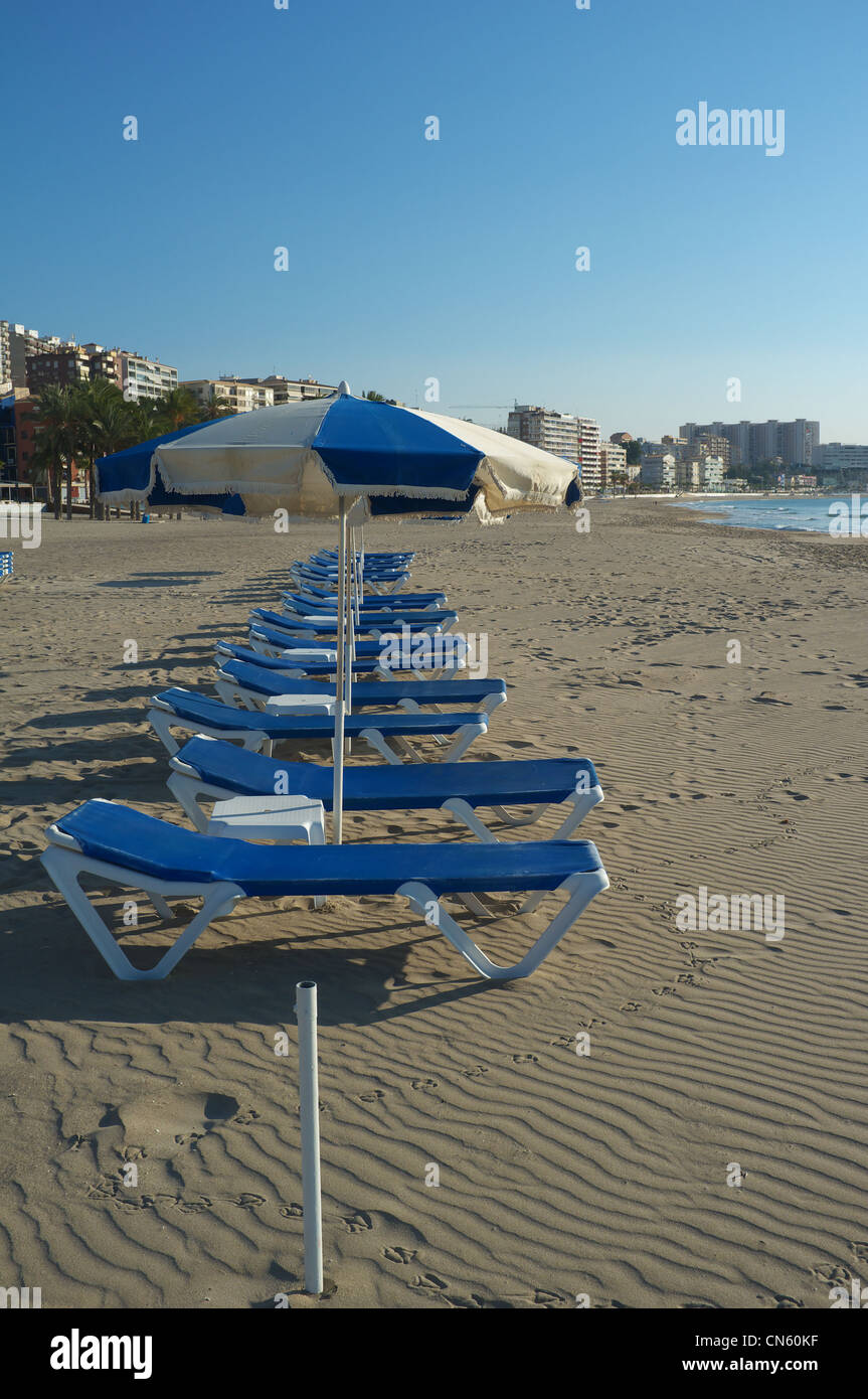 L'équipement de plage mis en place sous le soleil Banque D'Images