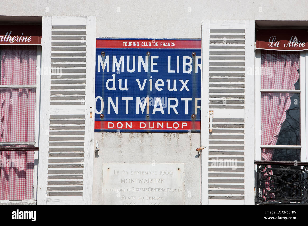France, Paris, la Butte Montmartre, détail d'une façade sur la place de Tertre Banque D'Images