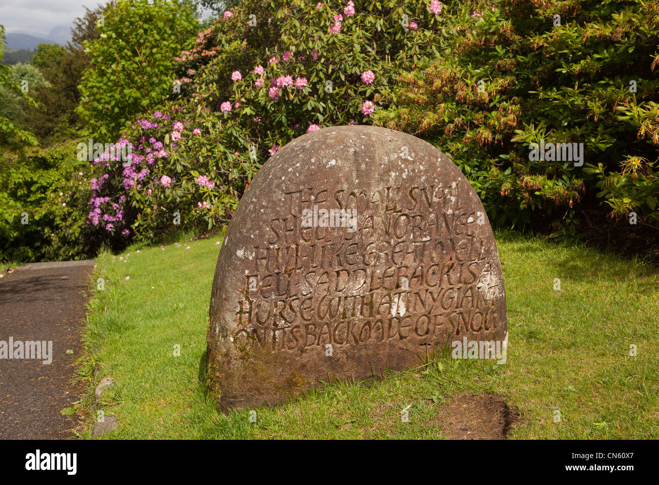 UK, Cumbria, Ambleside, petit jardin, At Brockhole coquille d'escargot de la sculpture sur pierre avec des mots inscrits Banque D'Images