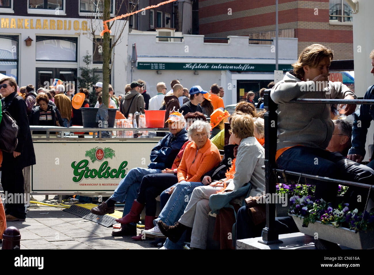 Les gens célébrant queensday à Amsterdam Banque D'Images