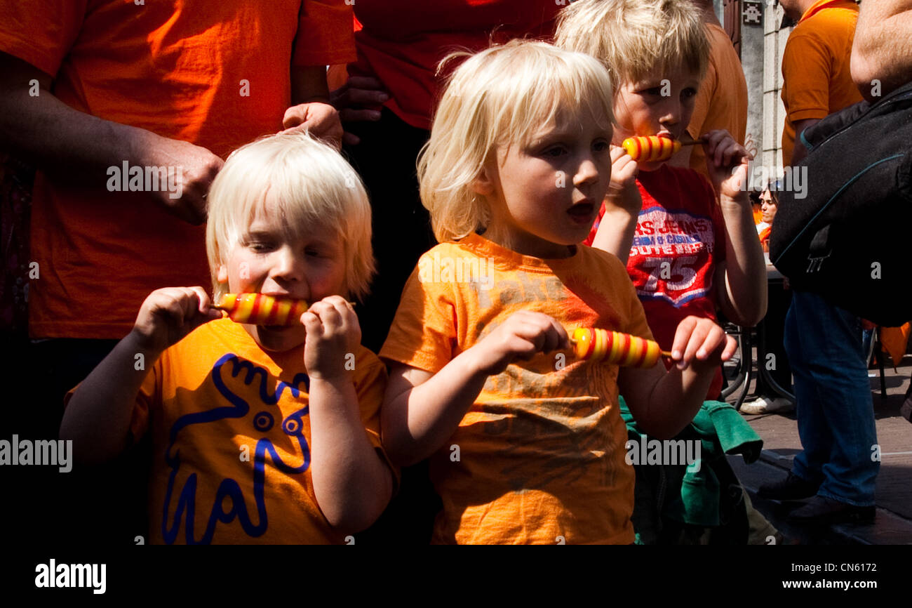 Les gens célébrant queensday à Amsterdam Banque D'Images