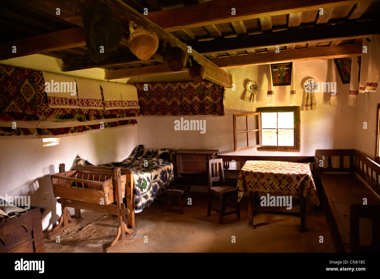 Intérieur rustique de la maison en bois 1798 de la vallée de l'Izei, près de l'Sighlet Village Museum, Maramures Banque D'Images