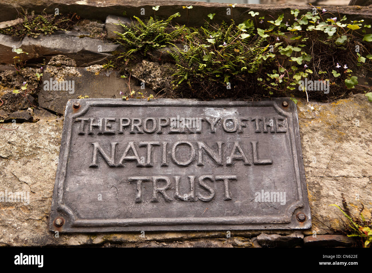 UK, Cumbria, Ambleside, Bridge House, propriété du National Trust metal sign Banque D'Images