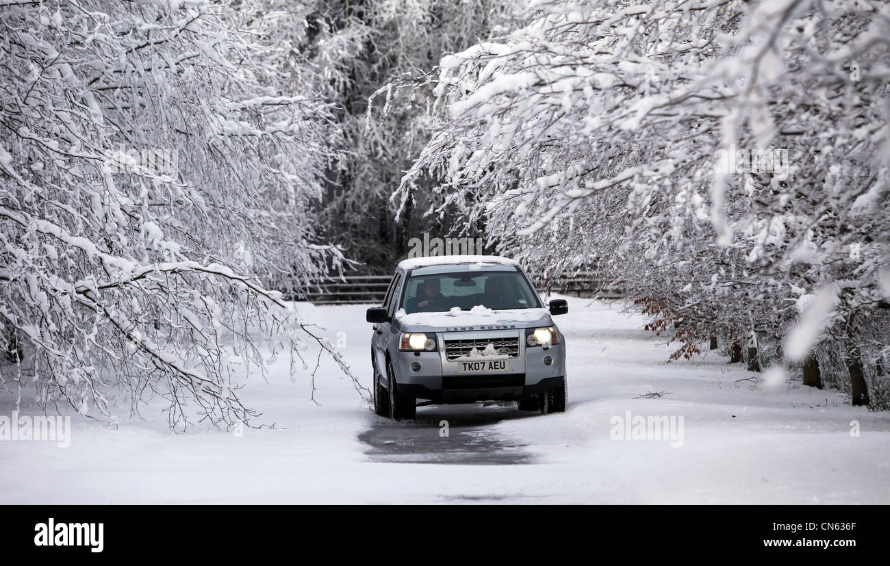 Land Rover Freelander 2 voyageant le long des routes rurales couvertes de neige en Ecosse, Royaume-Uni Banque D'Images