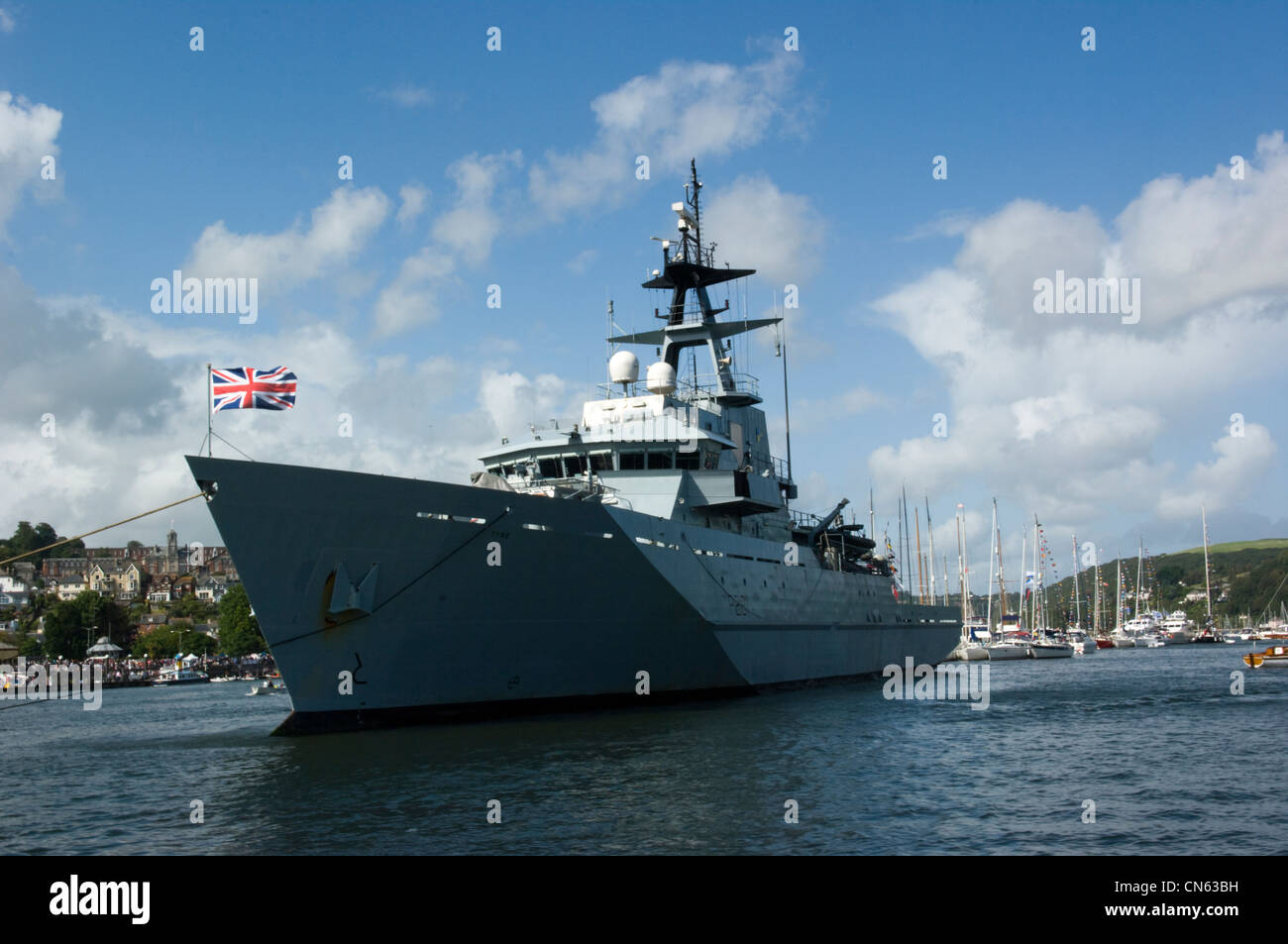 Classe River, des patrouilles de la Royal Navy HMS Tyne (P281) prend une place de choix sur la rivière Dart de Dartmouth Regatta Banque D'Images