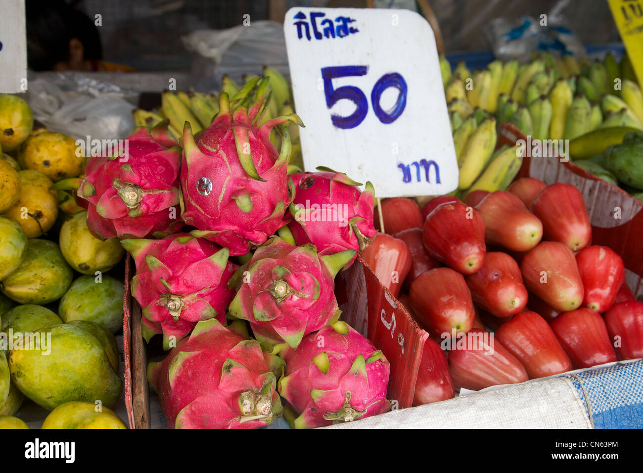Les fruits exotiques dans un marché de produits frais, Phuket, Thaïlande, Banque D'Images