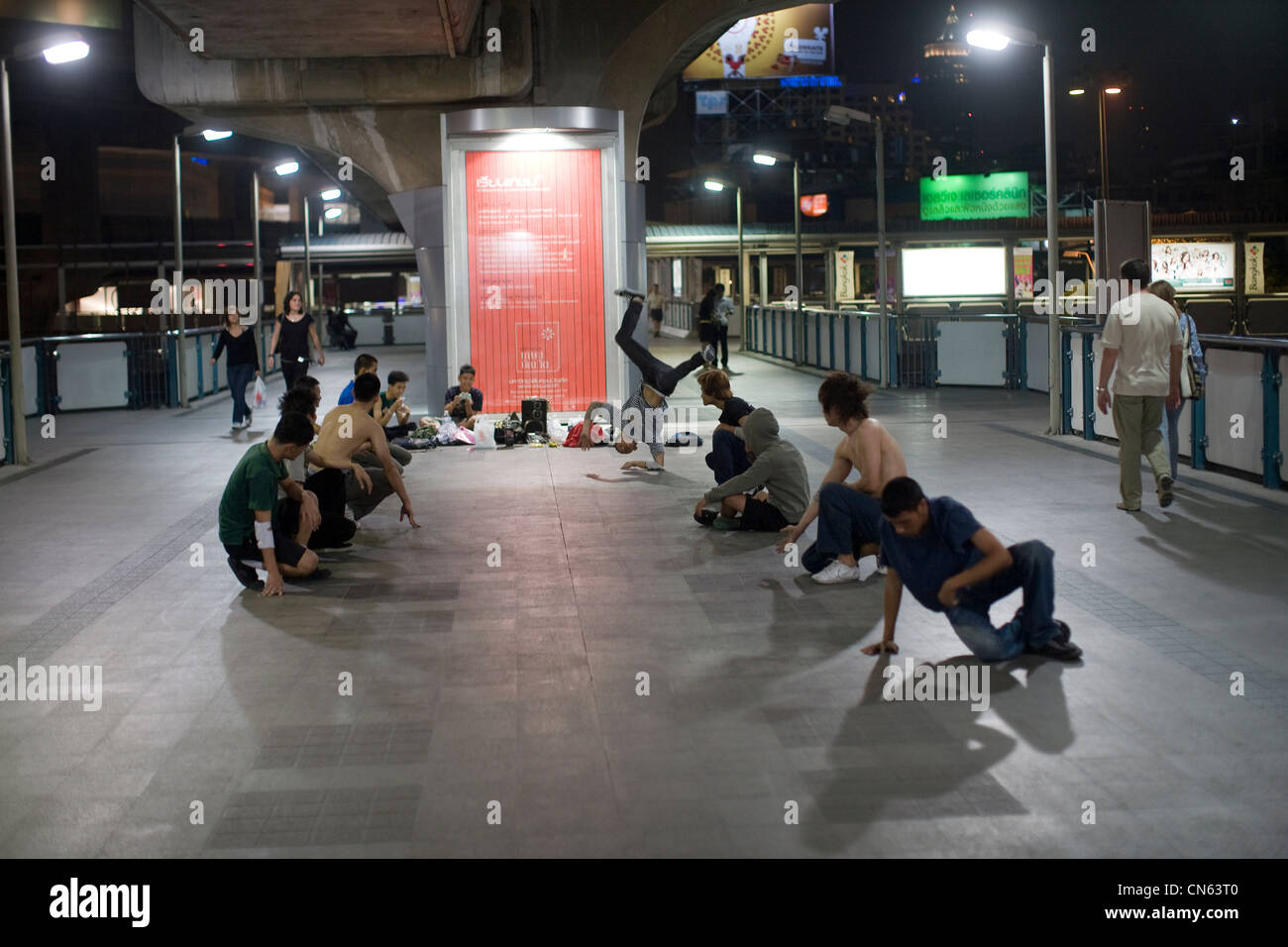 Les jeunes hommes se pratique-dansant sur une passerelle piétonne, Bangkok, Thaïlande Banque D'Images