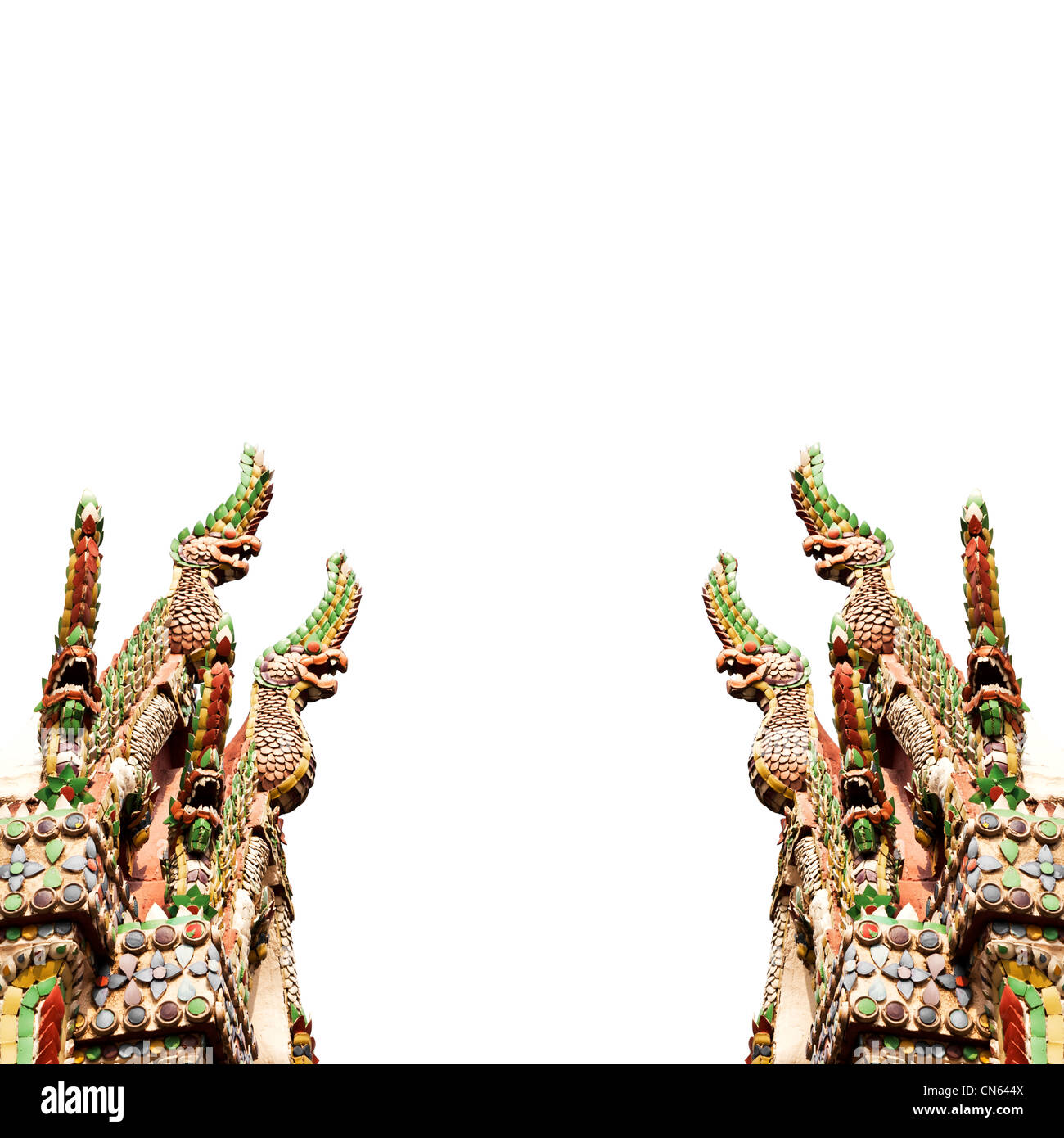 L'art de la céramique de Naga temple toit sur fond blanc Banque D'Images