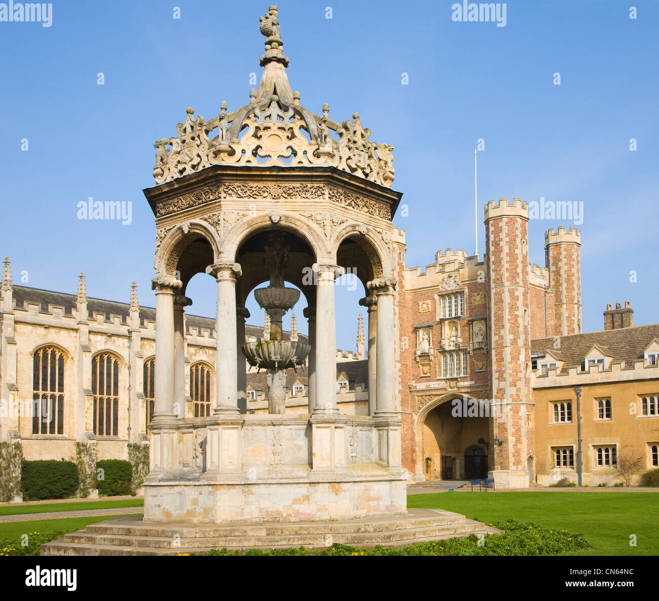 La grande cour, Fontaine et Gatehouse Trinity College de l'Université de Cambridge en Angleterre Banque D'Images