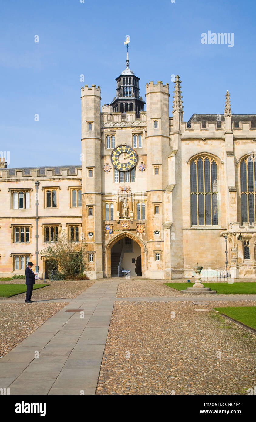 La grande cour tour de l'horloge et chapelle Trinity College l'Université de Cambridge en Angleterre Banque D'Images La grande cour tour de l'horloge et chapelle Trinity College l'Université de Cambridge en Angleterre Banque D'Images