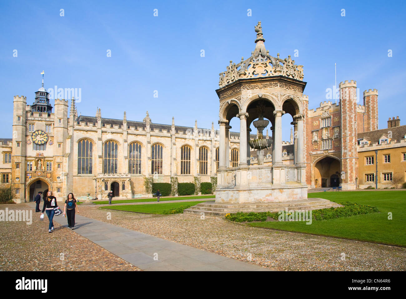 La grande cour, chapelle, fontaine et Gatehouse Trinity College de l'Université de Cambridge en Angleterre Banque D'Images La grande cour, chapelle, fontaine et Gatehouse Trinity College de l'Université de Cambridge en Angleterre Banque D'Images
