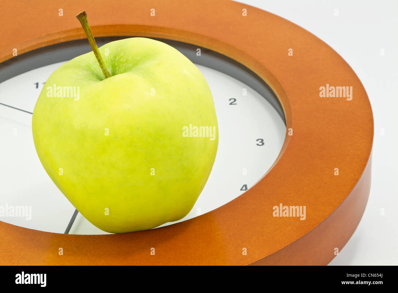 Golden Delicious, placé apple sur la face de l'horloge indique qu'il est temps de faire face à l'école, enseignant, et les enjeux de l'éducation. Banque D'Images